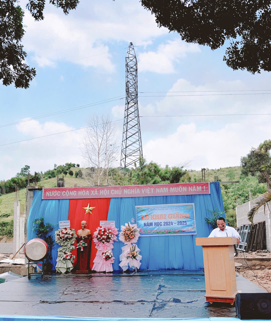 Ông Y Tren Mlô đọc thư chúc mừng năm học mới của TBT- CTN Tô Lâm